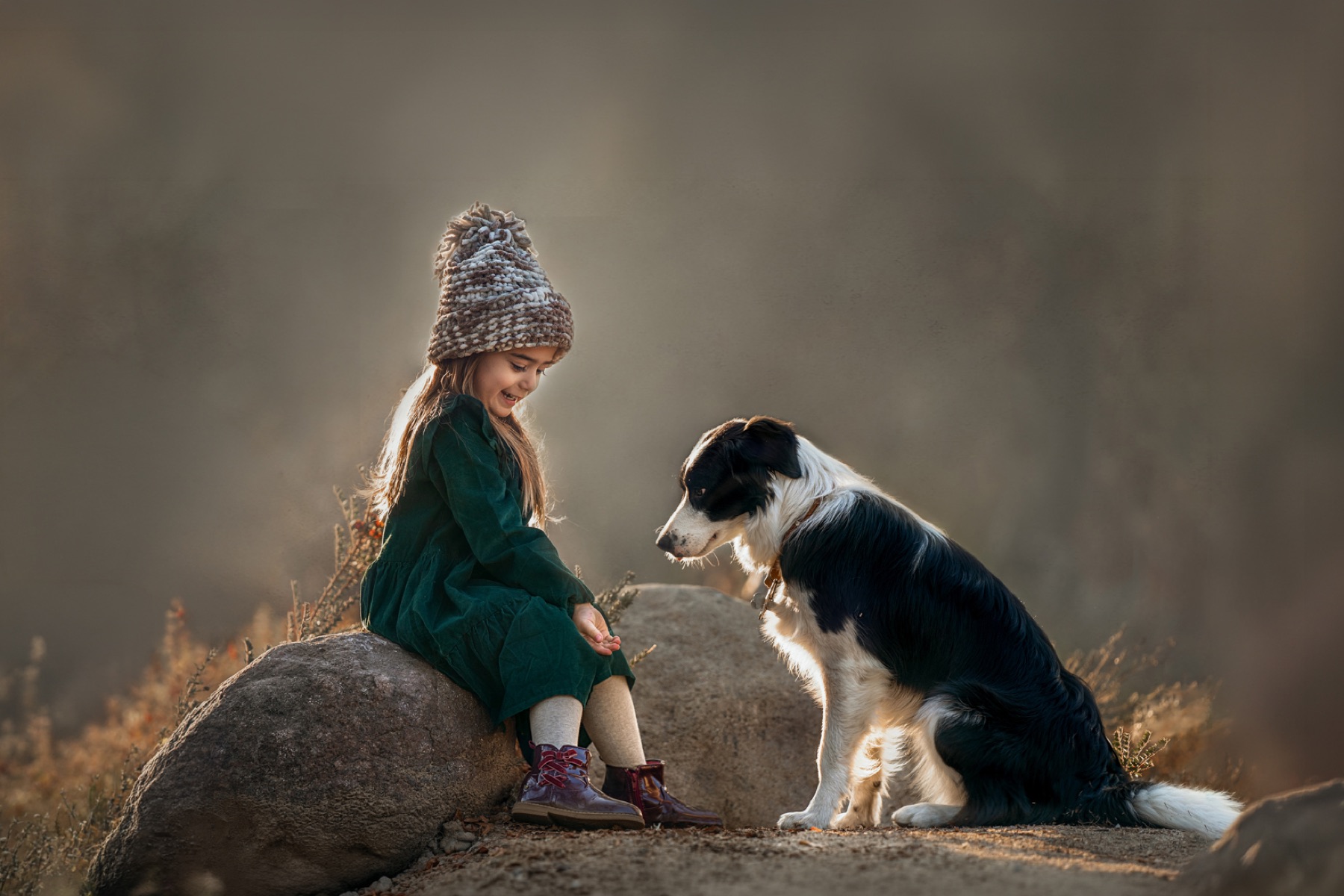 Niña junto a su perro en un día de otoño